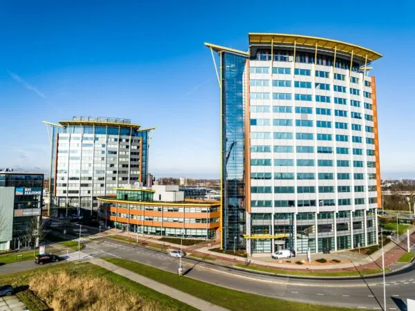 Twee moderne kantoorgebouwen aan de Karel Doormanweg met een rotonde op de voorgrond.